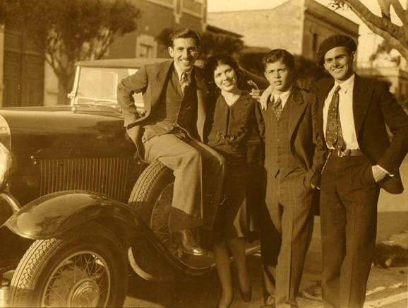 Guty, Carmen, Renn y Ral Crdenas Pinelo Frente a la casa de Guty en la Cd de Mxico - Mayo de 1930.
