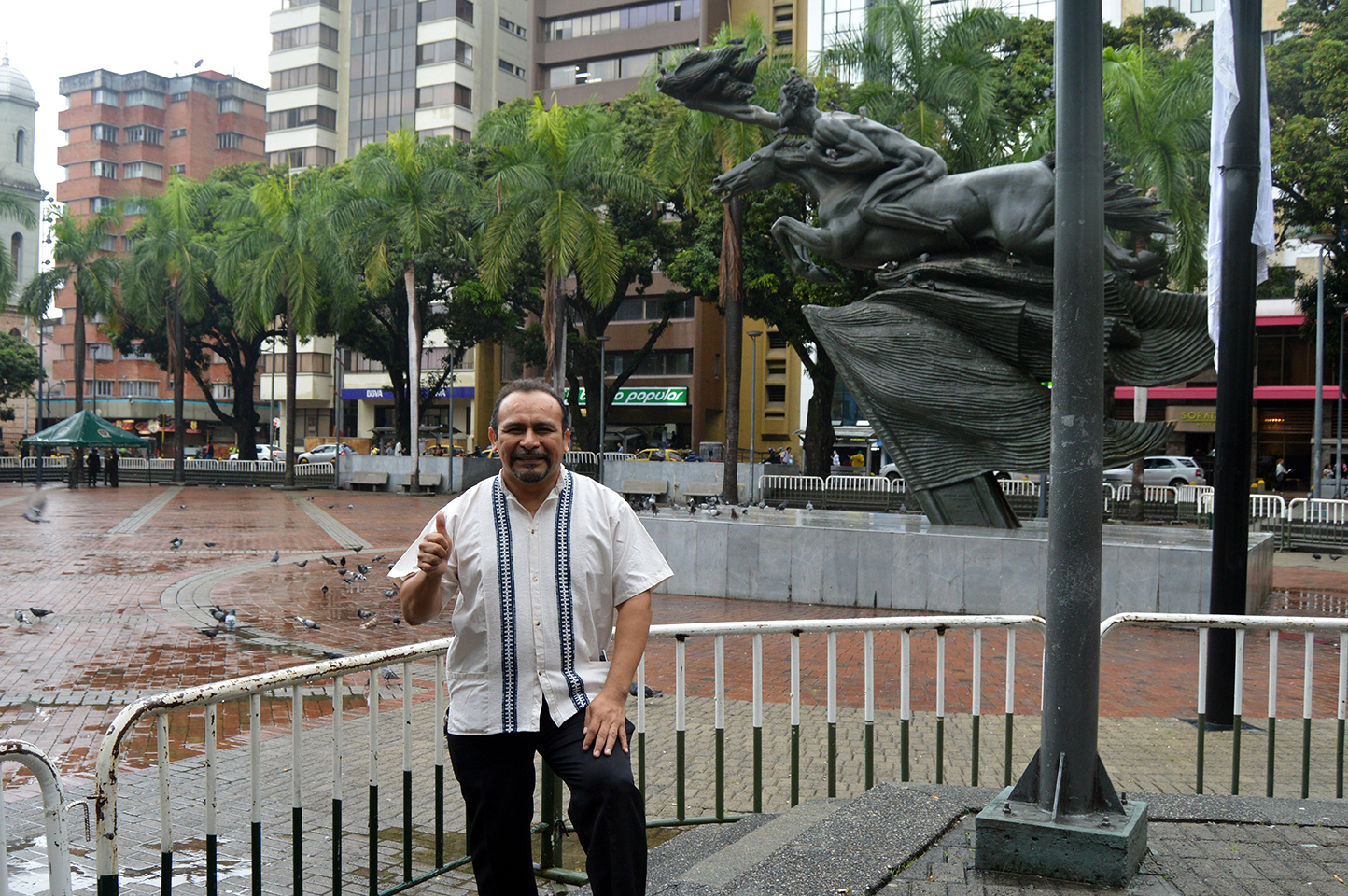 Felipe García en Plaza Bolívar en Pereira, Colombia