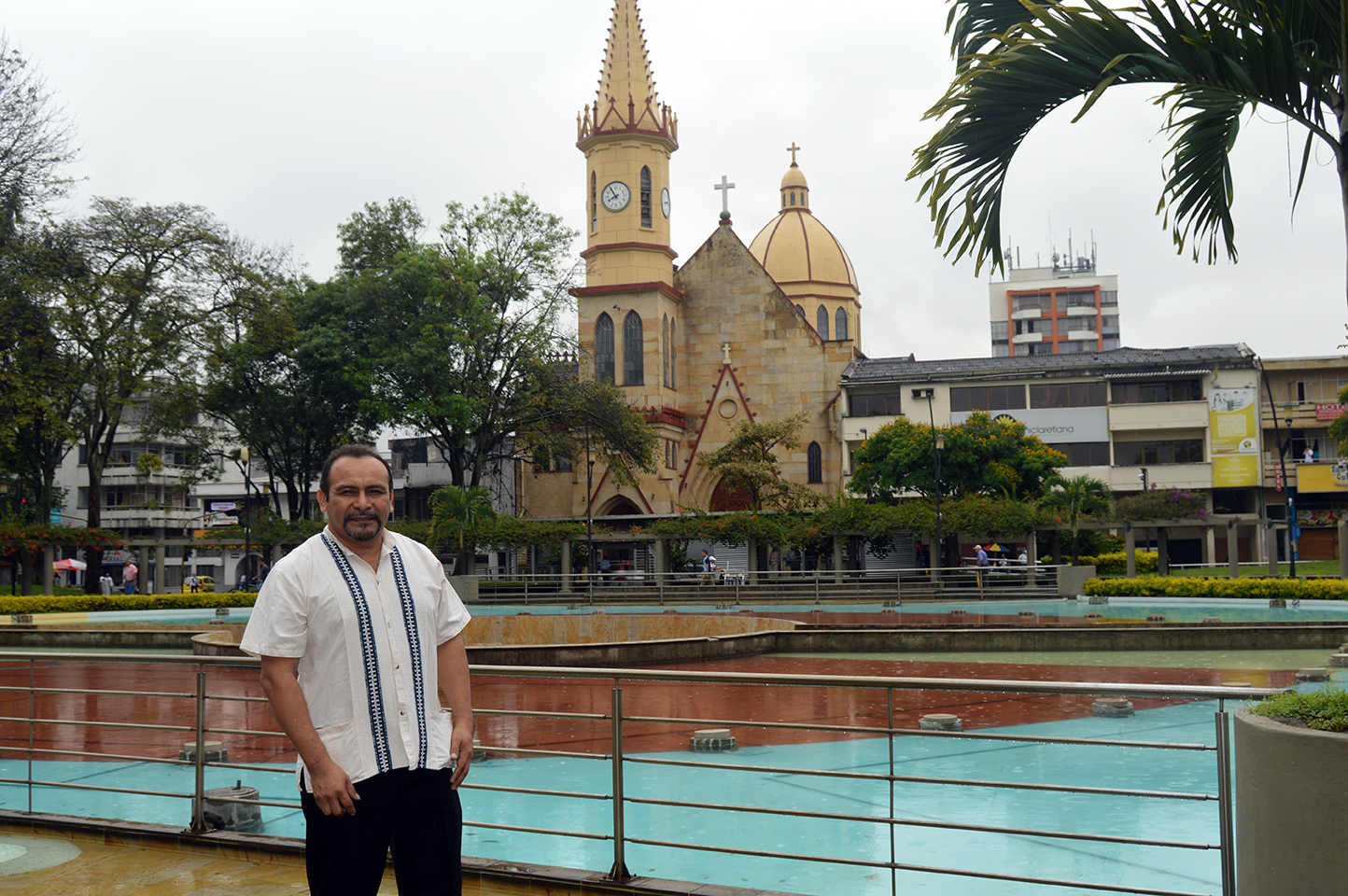 Felipe García en el Parque del Lago en Pereira, al fondo la Iglesia Joseph María Claret