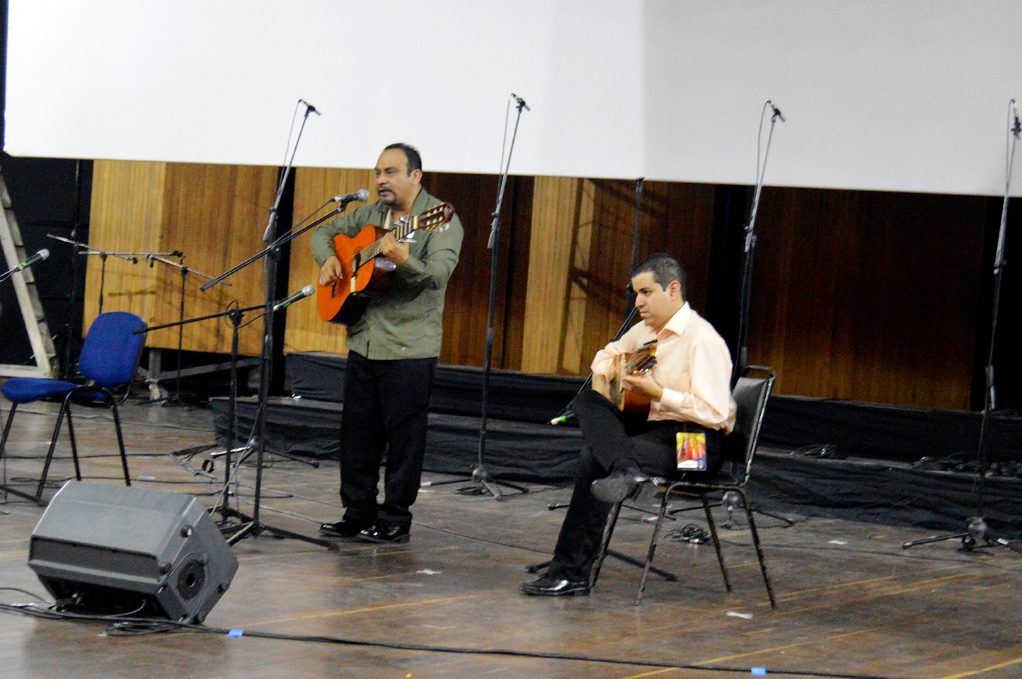 Felipe García con el extraordinario tiplista y guitarrista colombiano Paulo Andrés Urrea Morales en la prueba de sonido