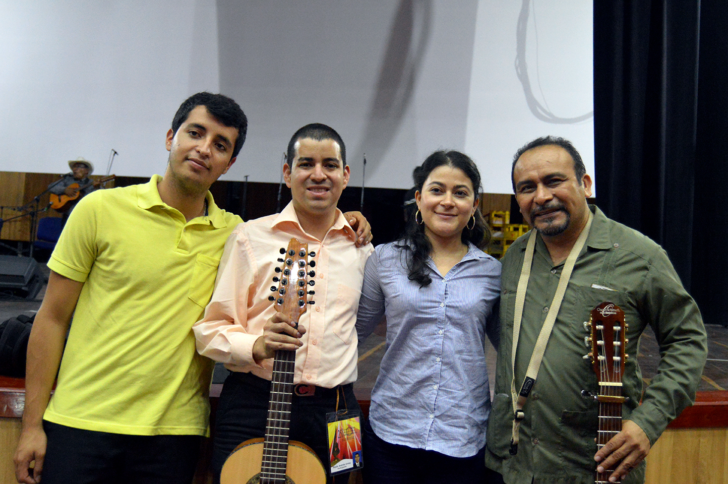 Felipe García con el extraordinario tiplista y guitarrista colombiano Paulo Andrés Urrea Morales y otros amigos músicos