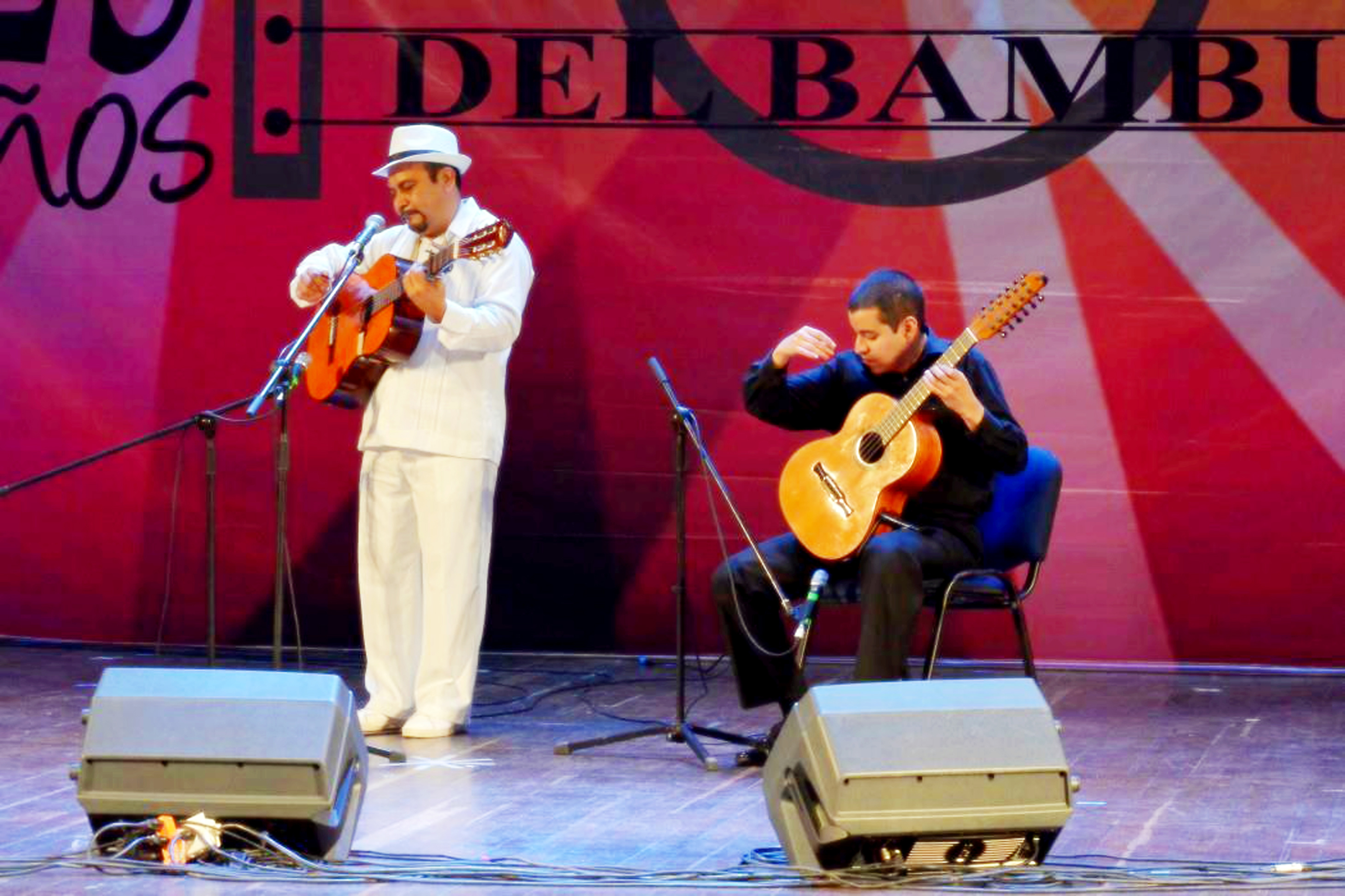 Felipe García con el extraordinario tiplista y guitarrista colombiano Paulo Andrés Urrea Morales en escena