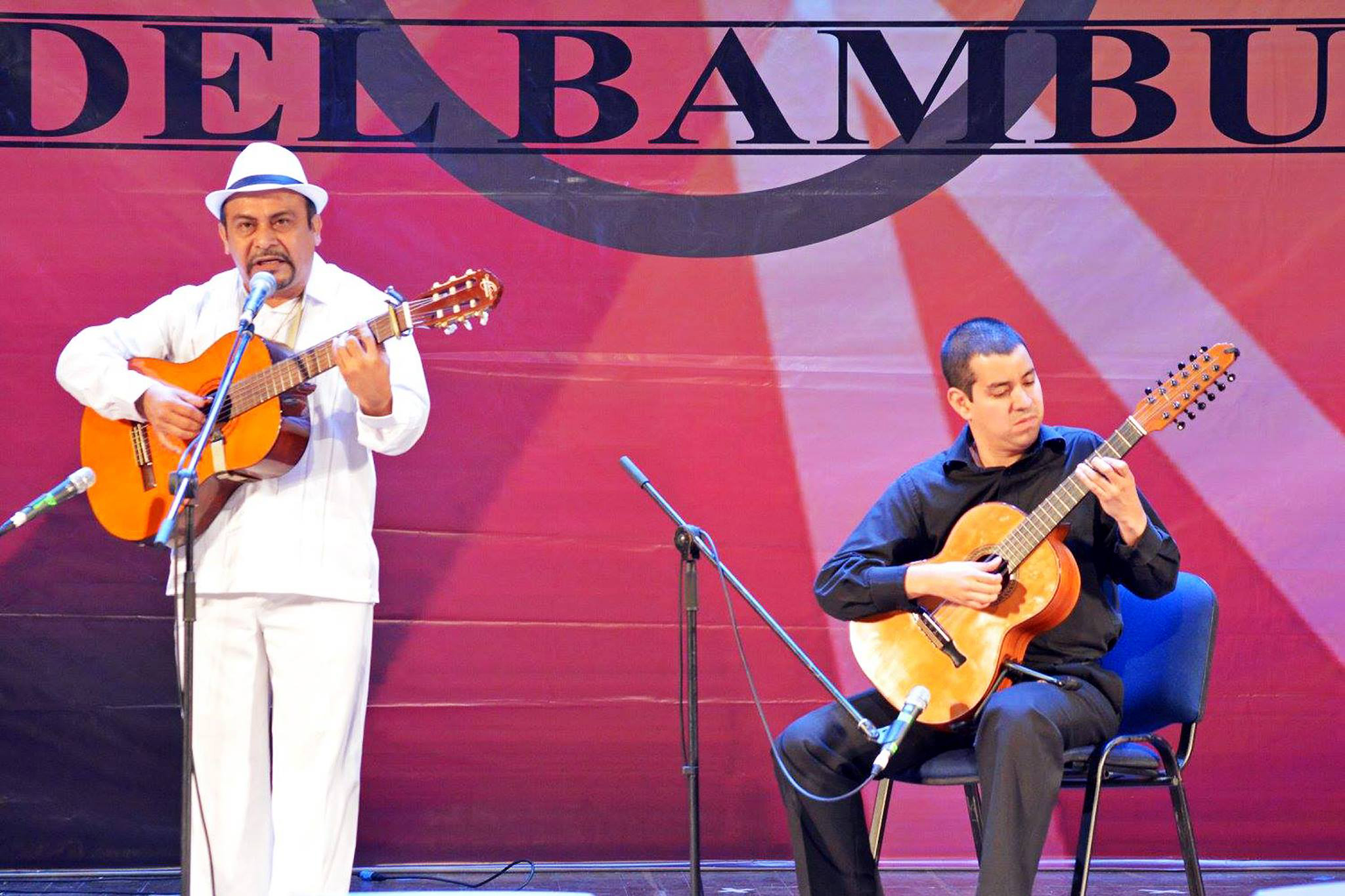 Felipe García con el extraordinario tiplista y guitarrista colombiano Paulo Andrés Urrea Morales en escena