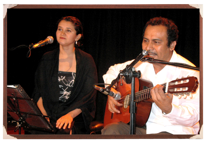 Laura Moguel, acompaada de Felipe Garca estrenaron La violeta en martes 13 de Abril de 2010.