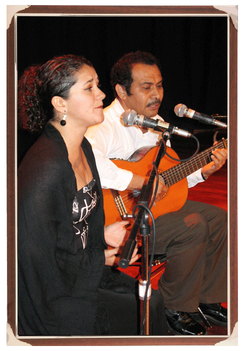Laura Moguel, acompaada de Felipe Garca estrenaron La violeta en martes 13 de Abril de 2010.