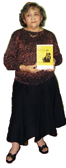 La escritora Beatriz Heredia con un ejemplar del Libro de Guty Cárdenas.