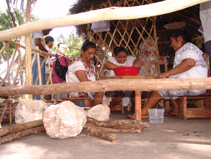 Mujeres haciendo tortillas a mano frente al altar de Hanal Pixn en Yucatn.