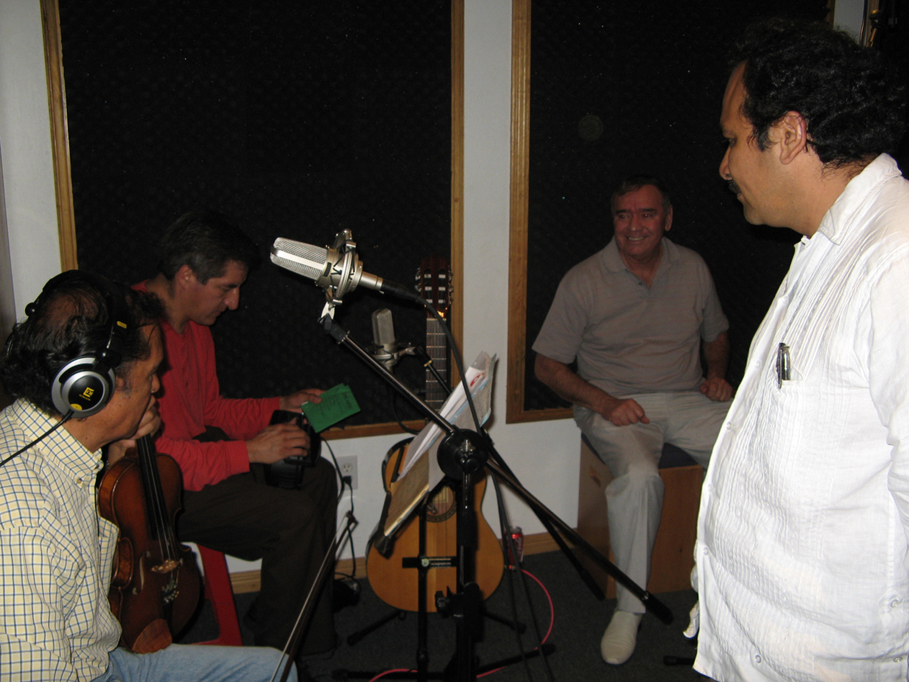 Sal Flores, en Nitro studio durante una sesin con los msicos que acompaaron ese da a Zarco Gmez, observa el ensayo Felipe Garca - Julio de 2010.